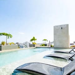 Mamitas Beach and 5th Avenue - Queen 1BR