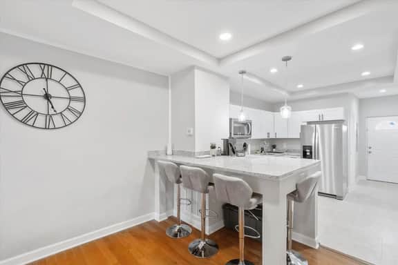 Midi/1221 James St - Image 5