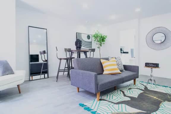 PRIME LOCATION w/ 2 Separate Units - ENTIRE FLOOR, 4-BRs! Walk to The White House & National Mall - Image 4