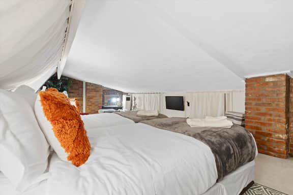 Chic 2-BR Loft Nestled Between Dupont & Logan - Image 4