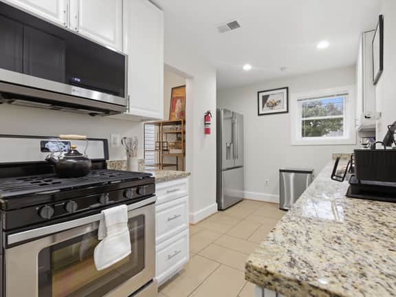 3BR in DC's "Little Rome", Parking + Walk to METRO - Image 4